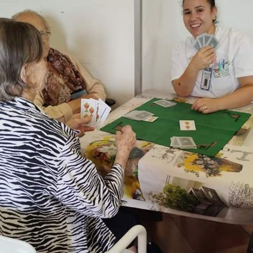 Partida de cartas en centro de mayores El Sueve
